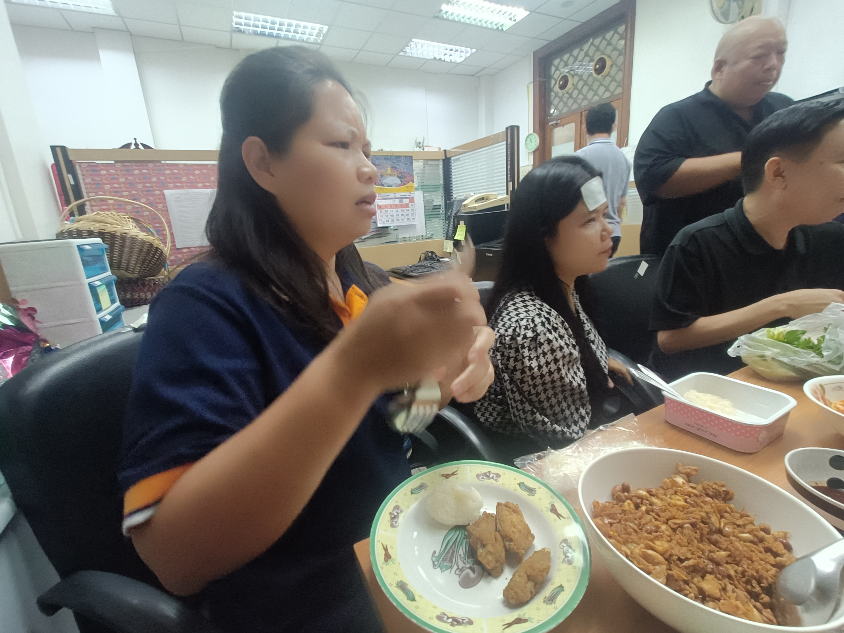 title - กลุ่มพัฒนาระบบบริหาร ส.ป.ก. ร่วมทำกิจกรรมหิ้วปิ่นโตรับประทานอาหารร่วมกัน 